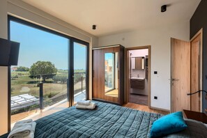 4 slaapkamers, een strijkplank/strijkijzer, gratis wifi, beddengoed