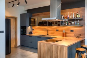 Fridge, oven, dishwasher, coffee/tea maker