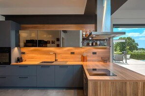 Een koelkast, een oven, een vaatwasser, een koffiezetapparaat/waterkoker