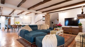 Televisión y chimenea 