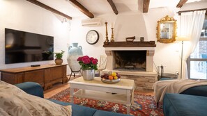 Televisión y chimenea 