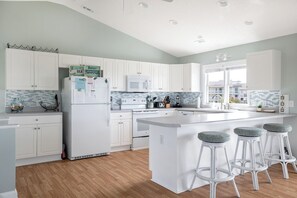 ثلاجة، ميكروويف، فرن، غسالة أطباق