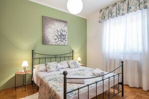 4 bedrooms, iron/ironing board, free WiFi, bed sheets