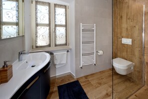 Douche, séchoir à cheveux, serviettes fournies