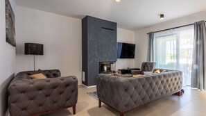 TV, fireplace