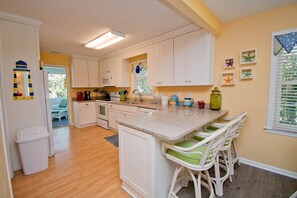 Réfrigérateur, micro-ondes, lave-vaisselle, cafetière/bouilloire