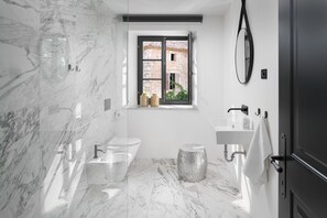 Een douche, een haardroger, handdoeken