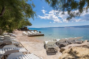 På stranden, solstolar och strandhanddukar