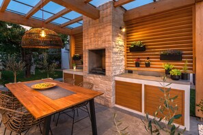 تناول الطعام بالخارج