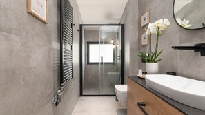 Dusj, hårføner og håndklær