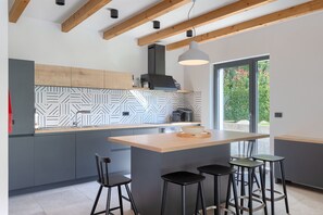 Kühlschrank, Ofen, Geschirrspüler, Wasserkocher mit Kaffee-/Teezubehör