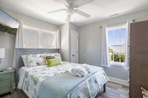 8 bedrooms, WiFi - Susie's Ocean Retreat (formerly Footprints), Oceanfront House - Emerald Isle NC! (Emerald Isle)