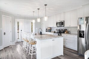 Réfrigérateur, micro-ondes, lave-vaisselle, cafetière/bouilloire