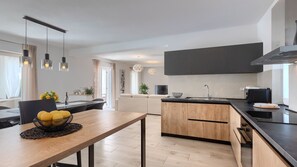 Kjøleskap, mikrobølgeovn, ovn og oppvaskmaskin