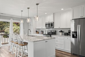 Kjøleskap, mikrobølgeovn, oppvaskmaskin og kaffetrakter/tekoker