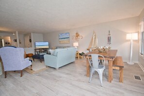 TV, stereo - Genesis 7, Oceanside Townhouse Condo in Pine Knoll Shores, NC! (Pine Knoll Shores)