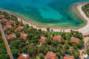 Exterior - Villa Porto Bus Beachfront by Villas Guide (Bale)