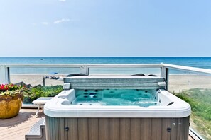 Outdoor spa tub - Gone With The Waves, Oceanfront House in Emerald Isle, NC! (Emerald Isle)