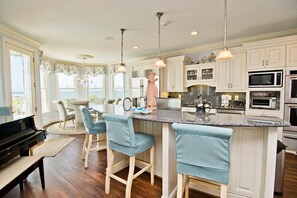 Kjøleskap, mikrobølgeovn, ovn og oppvaskmaskin