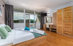 4 slaapkamers, een strijkplank/strijkijzer, gratis wifi, beddengoed