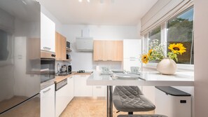 Réfrigérateur, four à micro-ondes, un four, lave-vaisselle