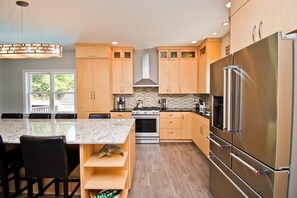 Kjøleskap, mikrobølgeovn, ovn og oppvaskmaskin