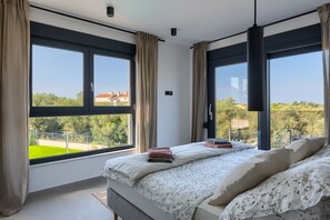 4 bedrooms, free WiFi, bed sheets, wheelchair access