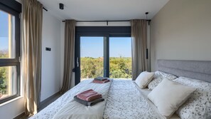 4 bedrooms, free WiFi, bed sheets, wheelchair access