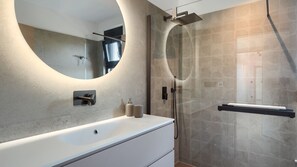 Douche, séchoir à cheveux, serviettes fournies