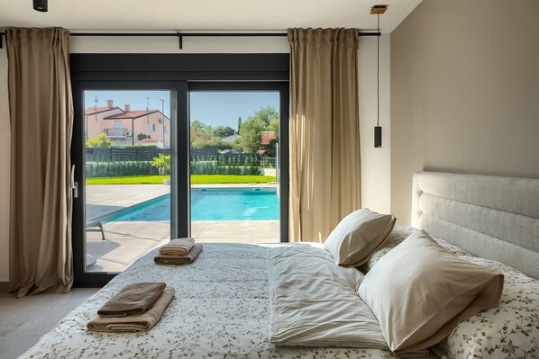 4 bedrooms, free WiFi, bed sheets, wheelchair access