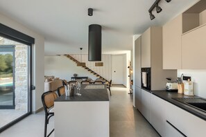 Fridge, oven, dishwasher, coffee/tea maker