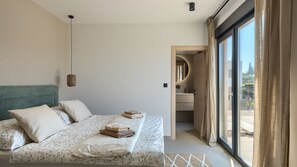 4 عدّة غرف نوم وواي فاي مجانًا وملاءات أسرّة