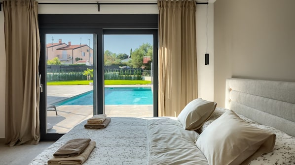 4 bedrooms, free WiFi, bed sheets, wheelchair access