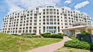 Un hôtel à plusieurs étages doté d’une cour intérieure et d’une entrée couverte.