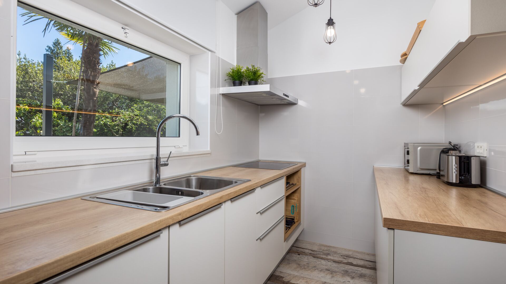 Fridge, microwave, dishwasher, coffee/tea maker