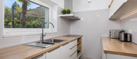 Kylskåp, mikrovågsugn, diskmaskin och kaffe- och tebryggare