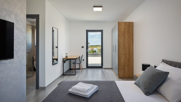 5 bedrooms, iron/ironing board, free WiFi, bed sheets