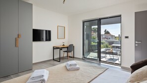 5 bedrooms, iron/ironing board, free WiFi, bed sheets