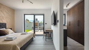 5 bedrooms, iron/ironing board, free WiFi, bed sheets