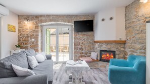 TV, fireplace