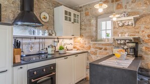 Kjøleskap, mikrobølgeovn, ovn og oppvaskmaskin