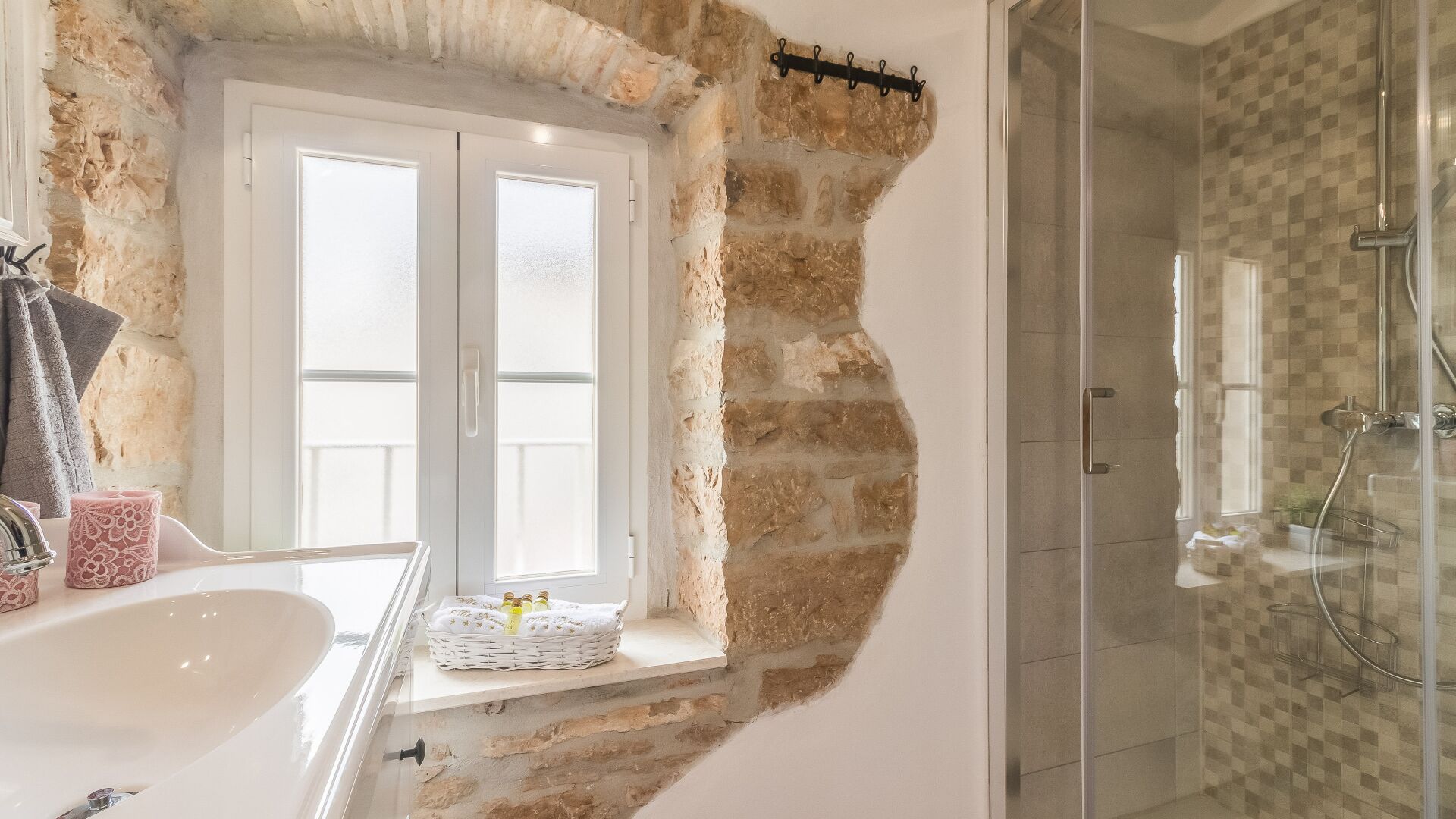 Een douche, een haardroger, handdoeken