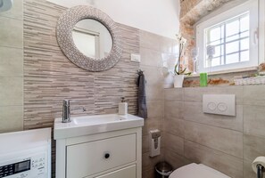 Een douche, een haardroger, handdoeken