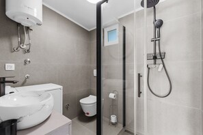 Dusche, Haartrockner, Handtücher