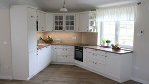 Réfrigérateur, micro-ondes, four, lave-vaisselle