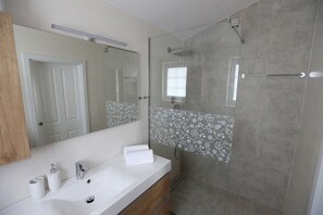 Douche, séchoir à cheveux, serviettes fournies