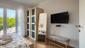4 bedrooms, iron/ironing board, free WiFi, bed sheets