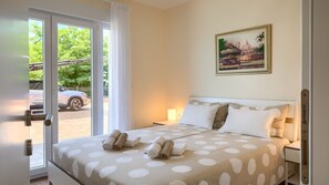 4 bedrooms, iron/ironing board, free WiFi, bed sheets