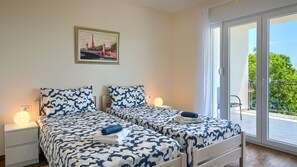 4 bedrooms, iron/ironing board, free WiFi, bed sheets