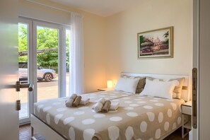 4 bedrooms, iron/ironing board, free WiFi, bed sheets